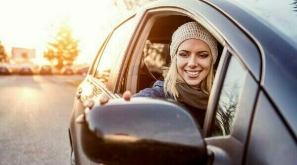 beautiful-young-blond-woman-driving-a-car-SBI-305194177-600x400-1-e1751359575330.jpg